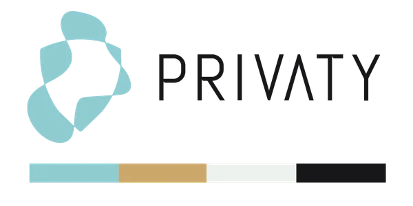 Privaty-logoet, et flydende lyseblåt skjold, ved siden af navnetrækket og brandets farvepalette